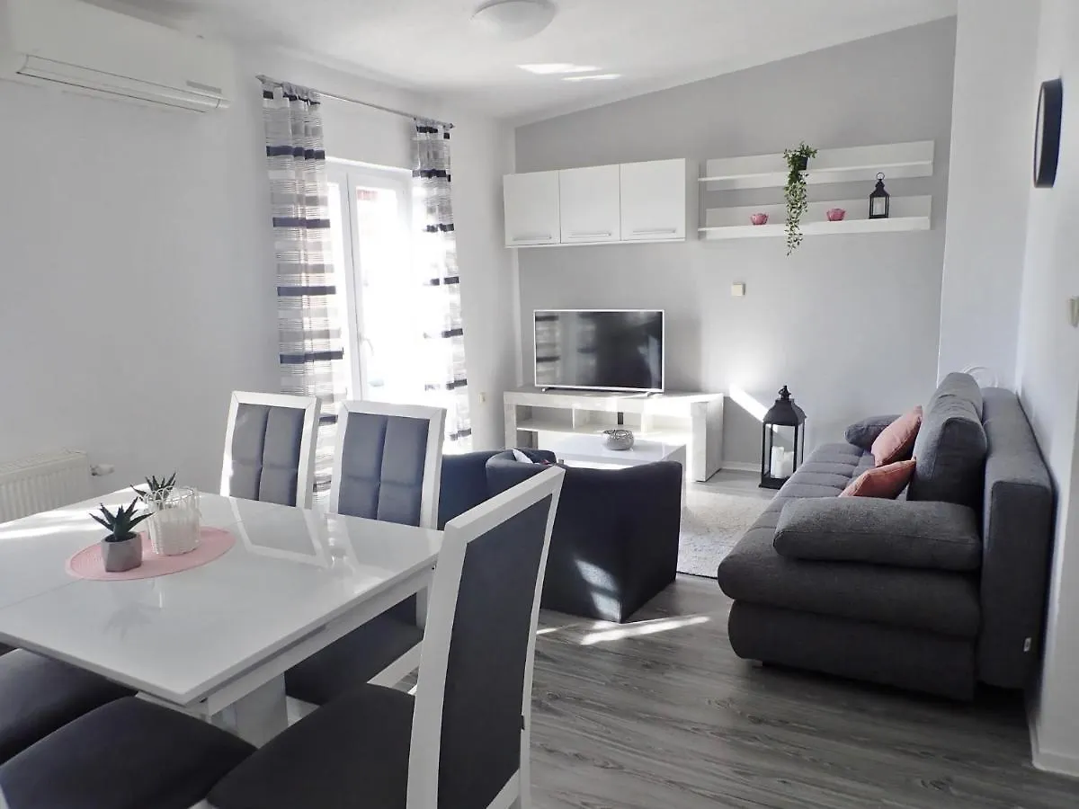 Apartment Apartman Ana - Experience Beach And Mountain Holiday Maslenica